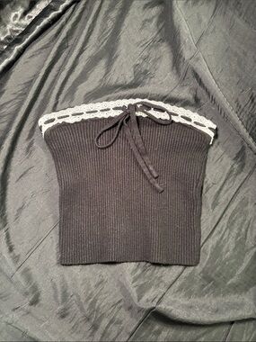 Edikted Black Ribbed Off-the-Shoulder Tube Top with White Lace Trim